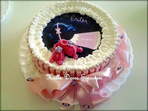 bolo decorado feminino Com Chantilly